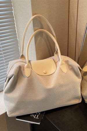 Trendy Large Capacity Commuter Travel Bag for Women - Lightweight Versatile Shoulder Bag for Travel and Maternity 2025