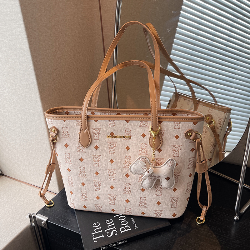 Trendy Large Capacity Tote Bag for Women, Versatile Shoulder Bag for College Classes, 2025 New Style, Chic and Functional Trendy Large Capacity Tote Bag for Women, Versatile Shoulder Bag for College Classes, 2025 New Style, Chic and Functional