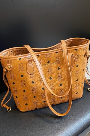 Trendy Large Capacity Tote Bag for Women, Versatile Shoulder Bag for College Classes, 2025 New Style, Chic and Functional