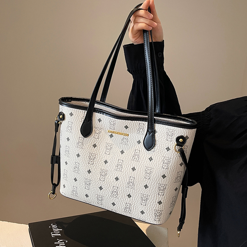 Trendy Large Capacity Tote Bag for Women, Versatile Shoulder Bag for College Classes, 2025 New Style, Chic and Functional Trendy Large Capacity Tote Bag for Women, Versatile Shoulder Bag for College Classes, 2025 New Style, Chic and Functional