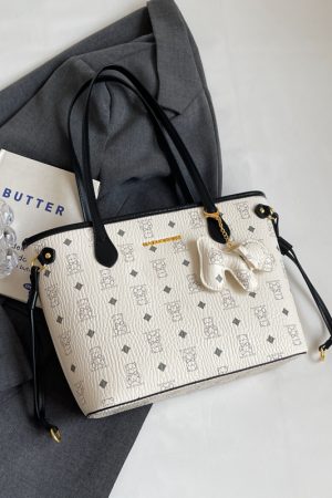 Trendy Large Capacity Tote Bag for Women, Versatile Shoulder Bag for College Classes, 2025 New Style, Chic and Functional