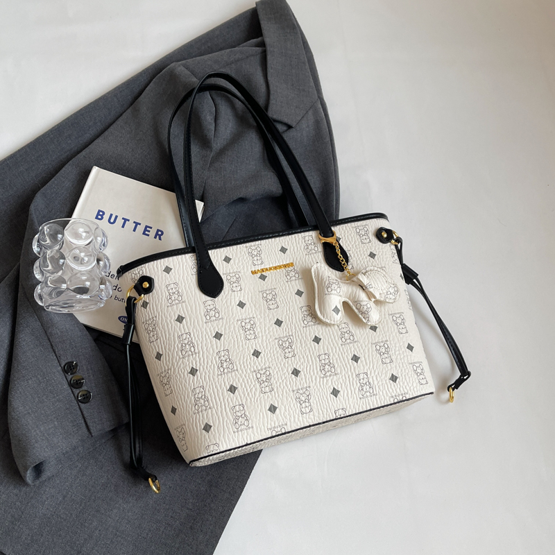 Trendy Large Capacity Tote Bag for Women, Versatile Shoulder Bag for College Classes, 2025 New Style, Chic and Functional Trendy Large Capacity Tote Bag for Women, Versatile Shoulder Bag for College Classes, 2025 New Style, Chic and Functional