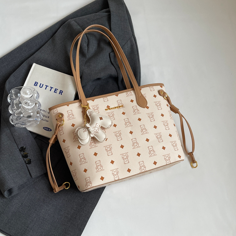 Trendy Large Capacity Tote Bag for Women, Versatile Shoulder Bag for College Classes, 2025 New Style, Chic and Functional Trendy Large Capacity Tote Bag for Women, Versatile Shoulder Bag for College Classes, 2025 New Style, Chic and Functional