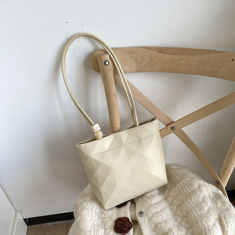 Trendy Minimalist Beaded Tote Bag for Women - Versatile Shoulder and Underarm Bag for Autumn/Winter 2023 Trendy Minimalist Beaded Tote Bag for Women - Versatile Shoulder and Underarm Bag for Autumn/Winter 2023