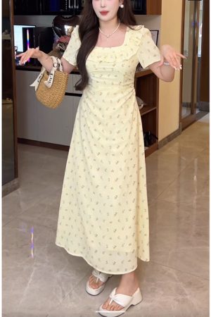 Trendy Plus-Size Floral Summer Dress for Curvy Figures, Elegant Square Neck, Ideal for 90s and Y2K Inspired Fashion.