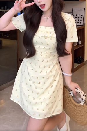 Trendy Plus-Size Floral Summer Dress for Curvy Figures, Elegant Square Neck, Ideal for 90s and Y2K Inspired Fashion.