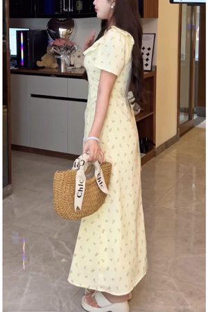 Trendy Plus-Size Floral Summer Dress for Curvy Figures, Elegant Square Neck, Ideal for 90s and Y2K Inspired Fashion.