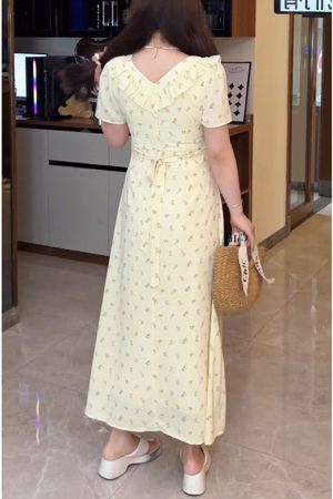 Trendy Plus-Size Floral Summer Dress for Curvy Figures, Elegant Square Neck, Ideal for 90s and Y2K Inspired Fashion.