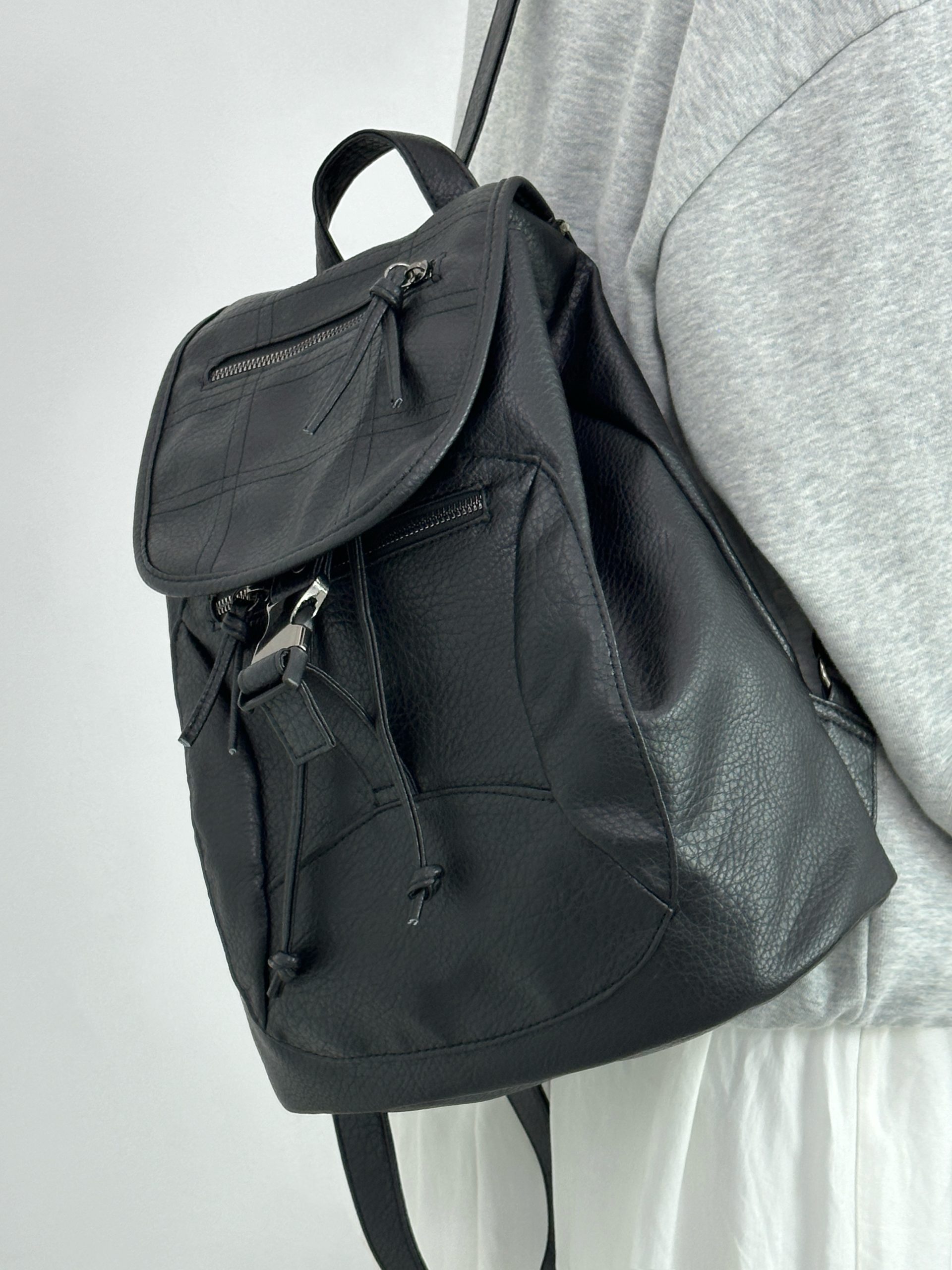 Trendy Soft Leather Travel Backpack for Women - Versatile American-Style High-End Niche Bag for 2024 Trendy Soft Leather Travel Backpack for Women - Versatile American-Style High-End Niche Bag for 2024