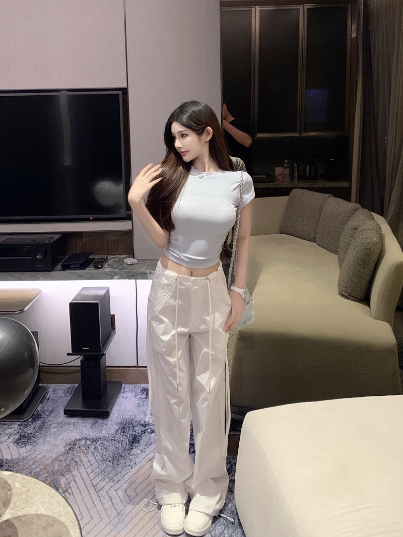Trendy White Cargo Pants for Women - Low Waist Slim Fit Wide-Leg Design, Perfect for 90s and Y2K Inspired Looks Trendy White Cargo Pants for Women - Low Waist Slim Fit Wide-Leg Design, Perfect for 90s and Y2K Inspired Looks