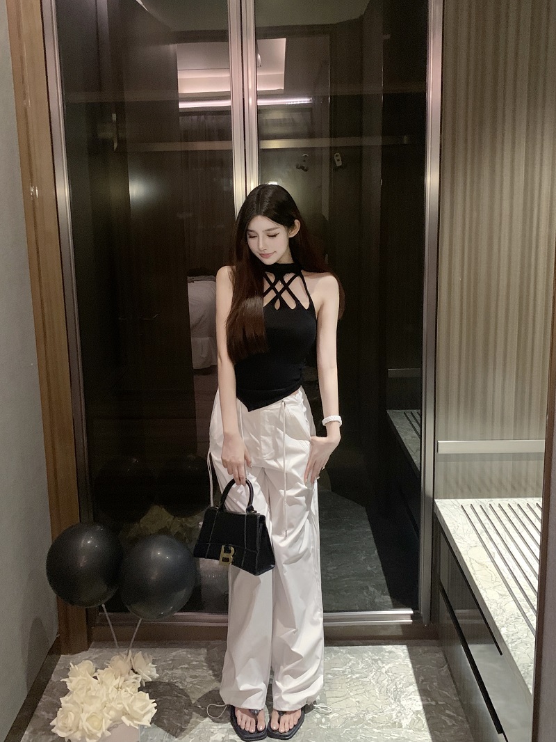 Trendy White Cargo Pants for Women - Low Waist Slim Fit Wide-Leg Design, Perfect for 90s and Y2K Inspired Looks Trendy White Cargo Pants for Women - Low Waist Slim Fit Wide-Leg Design, Perfect for 90s and Y2K Inspired Looks