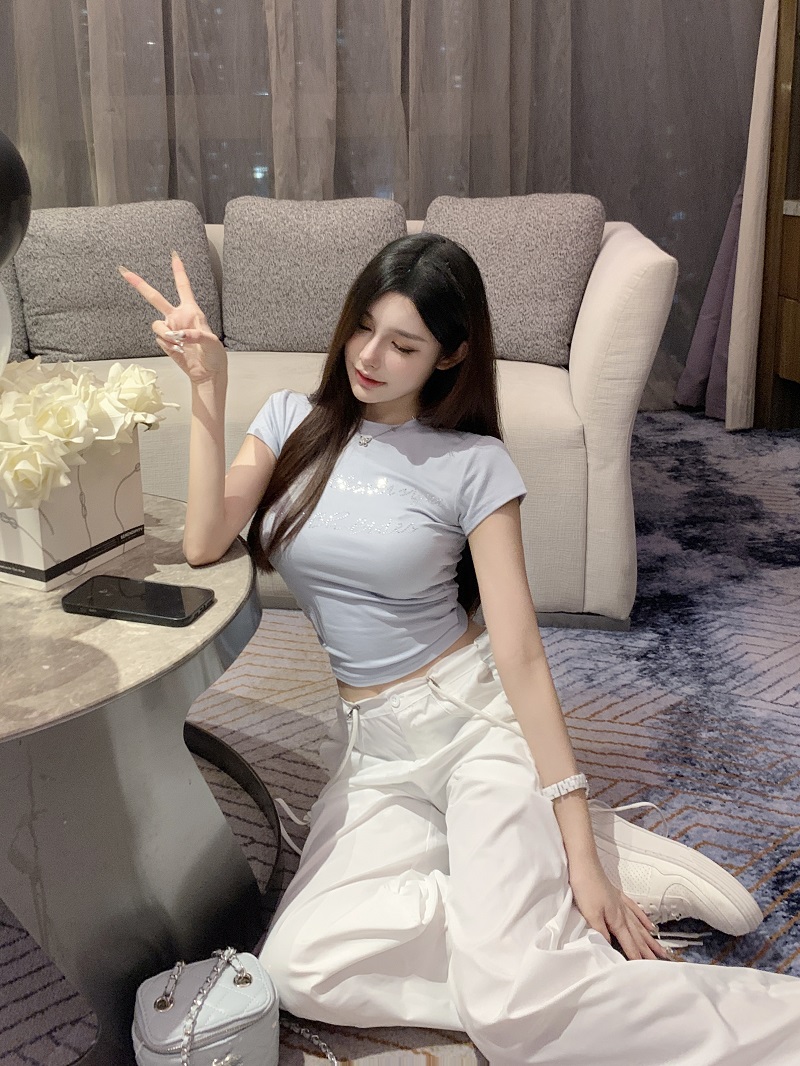 Trendy White Cargo Pants for Women - Low Waist Slim Fit Wide-Leg Design, Perfect for 90s and Y2K Inspired Looks Trendy White Cargo Pants for Women - Low Waist Slim Fit Wide-Leg Design, Perfect for 90s and Y2K Inspired Looks