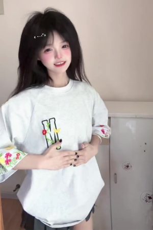 Trendy Women's Embroidered Floral Short Sleeve T-Shirt - Stylish Raglan Top for Summer 2025, Unique American Design