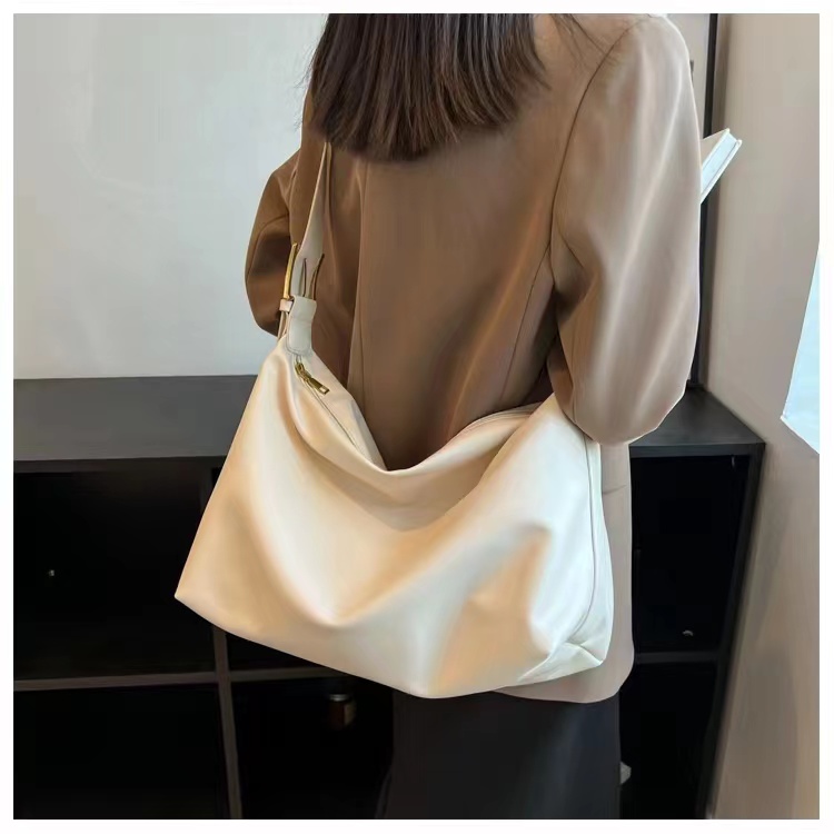 Trendy Women's Large Capacity Soft Leather Shoulder Bag - Minimalist Versatile Crossbody for Autumn and Winter 2024 Trendy Women's Large Capacity Soft Leather Shoulder Bag - Minimalist Versatile Crossbody for Autumn and Winter 2024