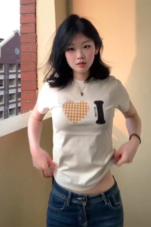 Trendy Women's Summer Short Sleeve Plaid Heart Print T-Shirt - Slim Fit Round Neck Top for a Chic American Style Look