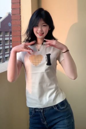 Trendy Women's Summer Short Sleeve Plaid Heart Print T-Shirt - Slim Fit Round Neck Top for a Chic American Style Look