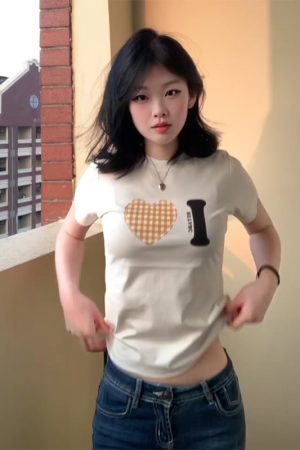 Trendy Women's Summer Short Sleeve Plaid Heart Print T-Shirt - Slim Fit Round Neck Top for a Chic American Style Look