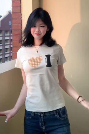 Trendy Women's Summer Short Sleeve Plaid Heart Print T-Shirt - Slim Fit Round Neck Top for a Chic American Style Look