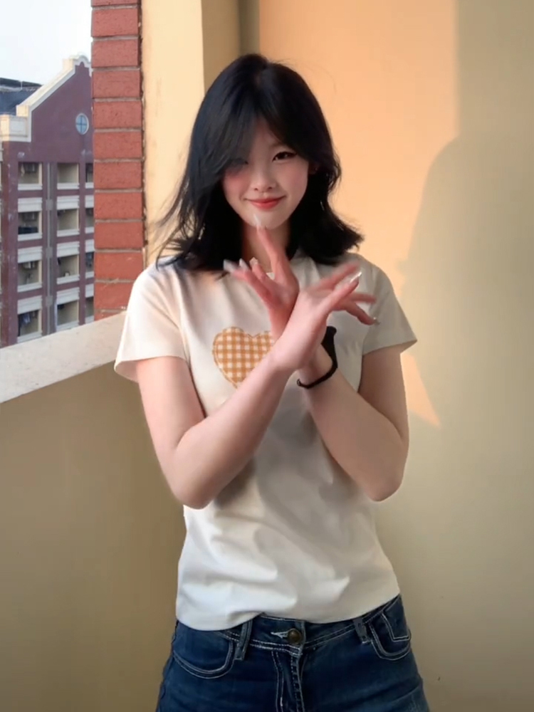 Trendy Women's Summer Short Sleeve Plaid Heart Print T-Shirt - Slim Fit Round Neck Top for a Chic American Style Look Trendy Women's Summer Short Sleeve Plaid Heart Print T-Shirt - Slim Fit Round Neck Top for a Chic American Style Look