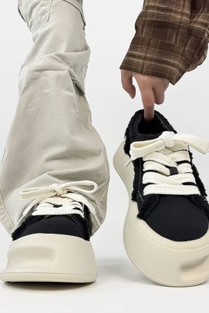 Unusual Horseshoe Canvas Shoes for Couples - Black and White Thick-Soled Sneakers, Cute Big Head Design, Trendy National Style