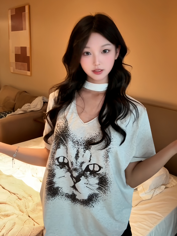 Vintage American Heavyweight Cat Face Print T-Shirt for Women - Summer V-Neck Short Sleeve Loose Fit White Top Vintage American Heavyweight Cat Face Print T-Shirt for Women - Summer V-Neck Short Sleeve Loose Fit White Top