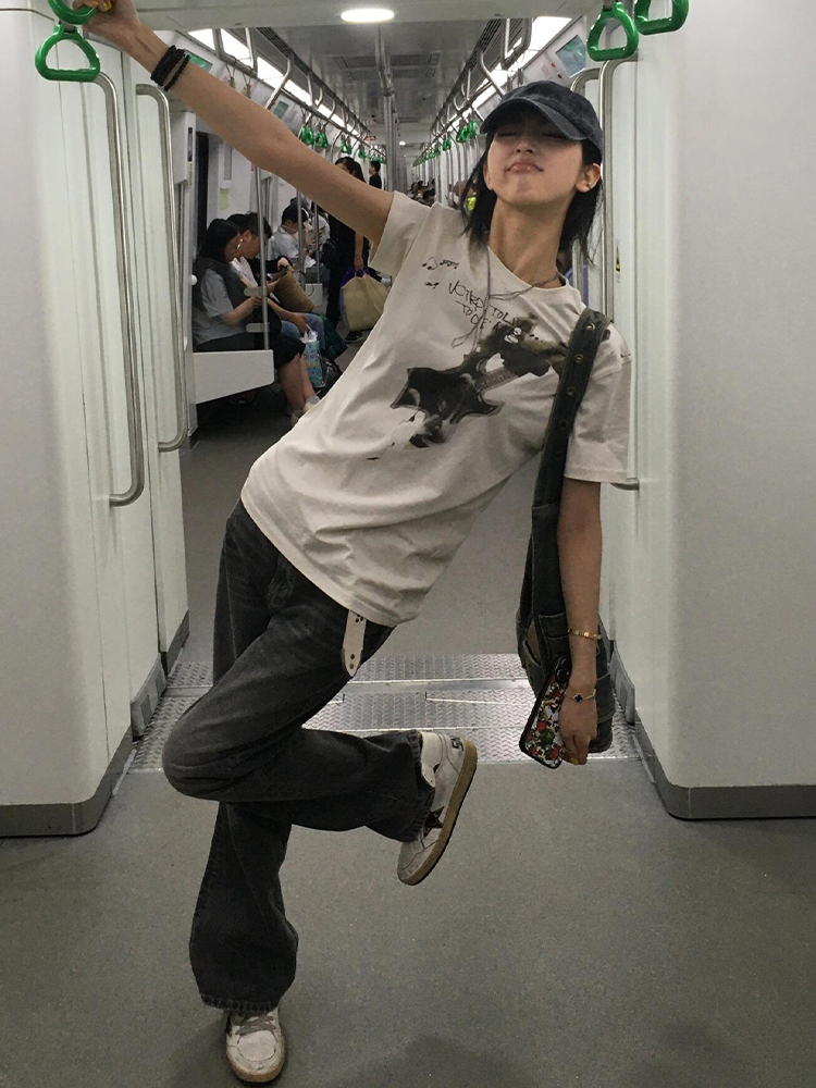 Vintage American Retro T-Shirt for Women with Fire Guitar Print, Short Sleeve Summer Style, Trendy Casual Top Vintage American Retro T-Shirt for Women with Fire Guitar Print, Short Sleeve Summer Style, Trendy Casual Top