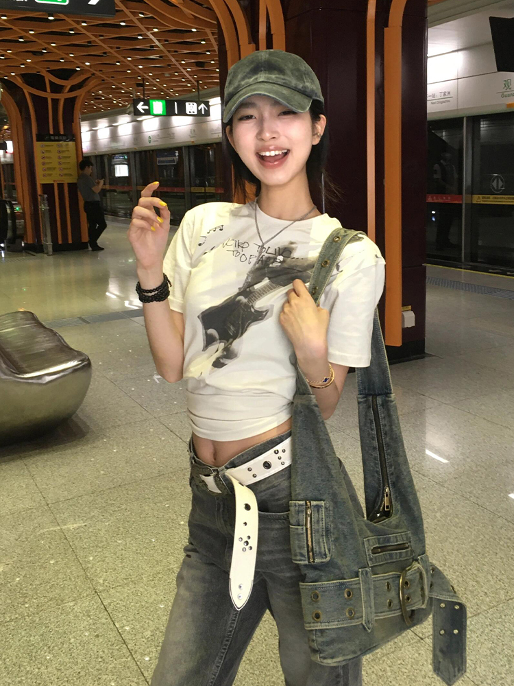 Vintage American Retro T-Shirt for Women with Fire Guitar Print, Short Sleeve Summer Style, Trendy Casual Top Vintage American Retro T-Shirt for Women with Fire Guitar Print, Short Sleeve Summer Style, Trendy Casual Top