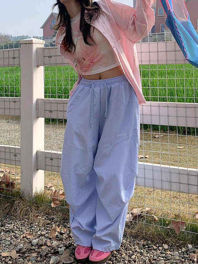 Vintage American-Style Loose-Fitting Wide-Leg Work Pants for Women, Striped Casual Sports Pants with Elastic Waist and Slimming Drape Vintage American-Style Loose-Fitting Wide-Leg Work Pants for Women, Striped Casual Sports Pants with Elastic Waist and Slimming Drape