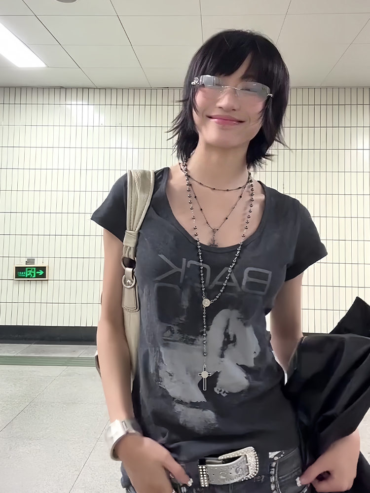 Vintage American-Style Oversized Collar T-Shirt for Women, Gray Portrait Print, Short Sleeves, Trendy High Street Loose Fit Vintage American-Style Oversized Collar T-Shirt for Women, Gray Portrait Print, Short Sleeves, Trendy High Street Loose Fit