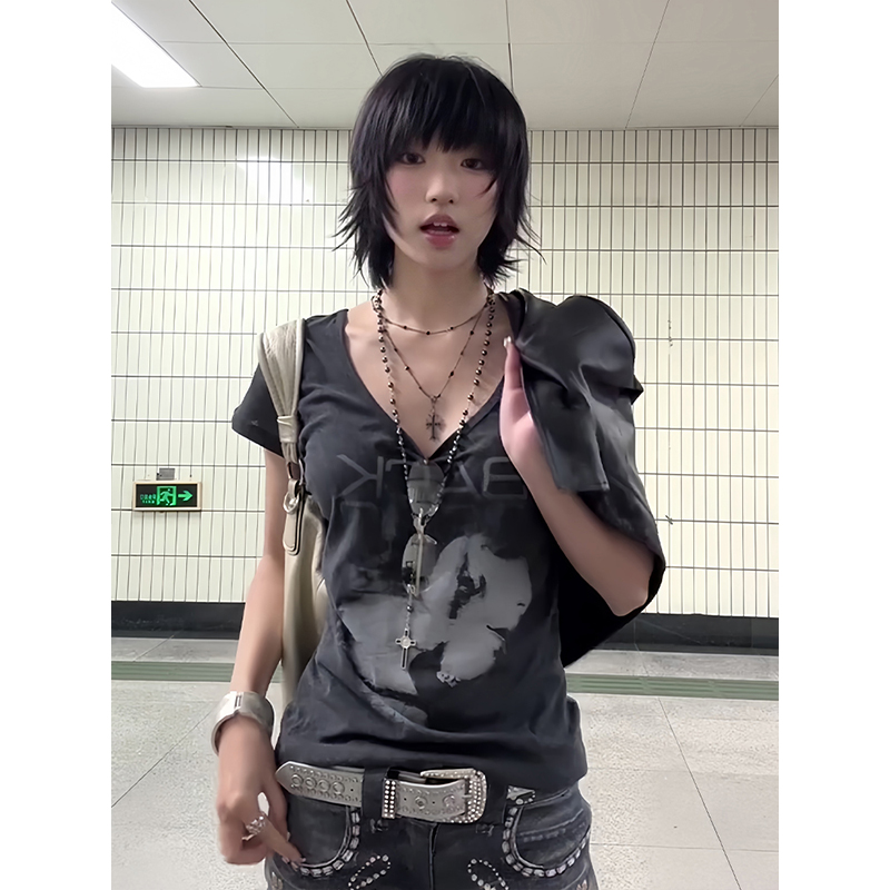 Vintage American-Style Oversized Collar T-Shirt for Women, Gray Portrait Print, Short Sleeves, Trendy High Street Loose Fit Vintage American-Style Oversized Collar T-Shirt for Women, Gray Portrait Print, Short Sleeves, Trendy High Street Loose Fit