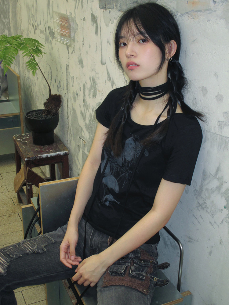 Vintage Black Butterfly Print Tie-Up Cotton T-Shirt for Women - Slim Fit Short Sleeve Summer Top in Sweet and Spicy Style Vintage Black Butterfly Print Tie-Up Cotton T-Shirt for Women - Slim Fit Short Sleeve Summer Top in Sweet and Spicy Style