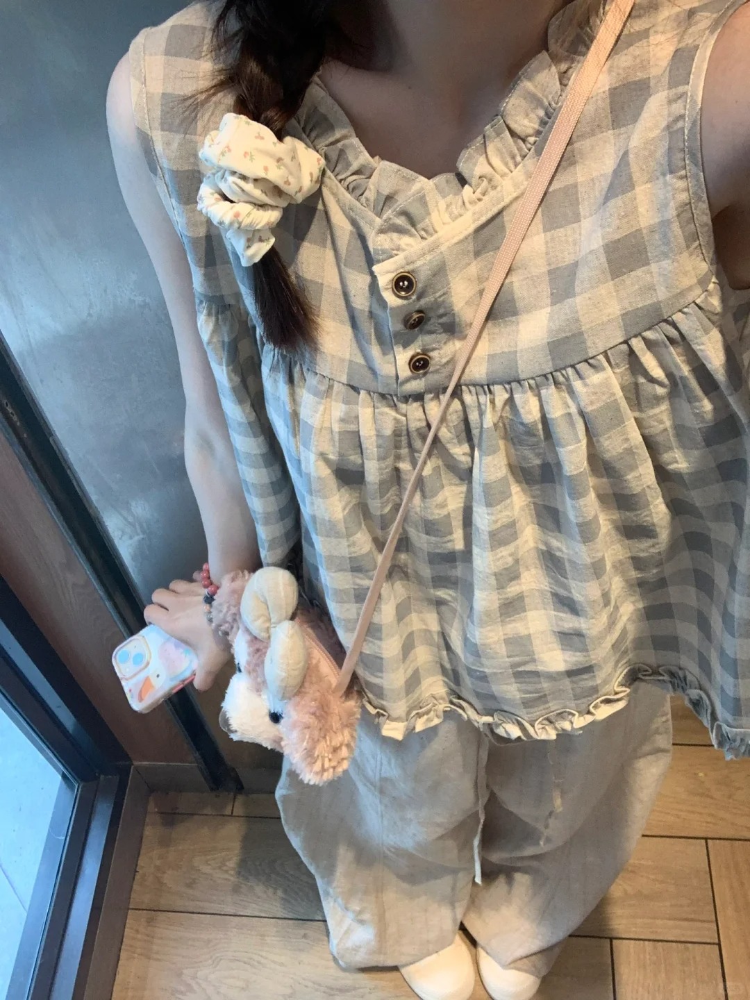 Vintage Checkered Sleeveless Shirt for Girls with Ruffled Edges - Summer Doll-Style Top for Middle and High School Students Vintage Checkered Sleeveless Shirt for Girls with Ruffled Edges - Summer Doll-Style Top for Middle and High School Students