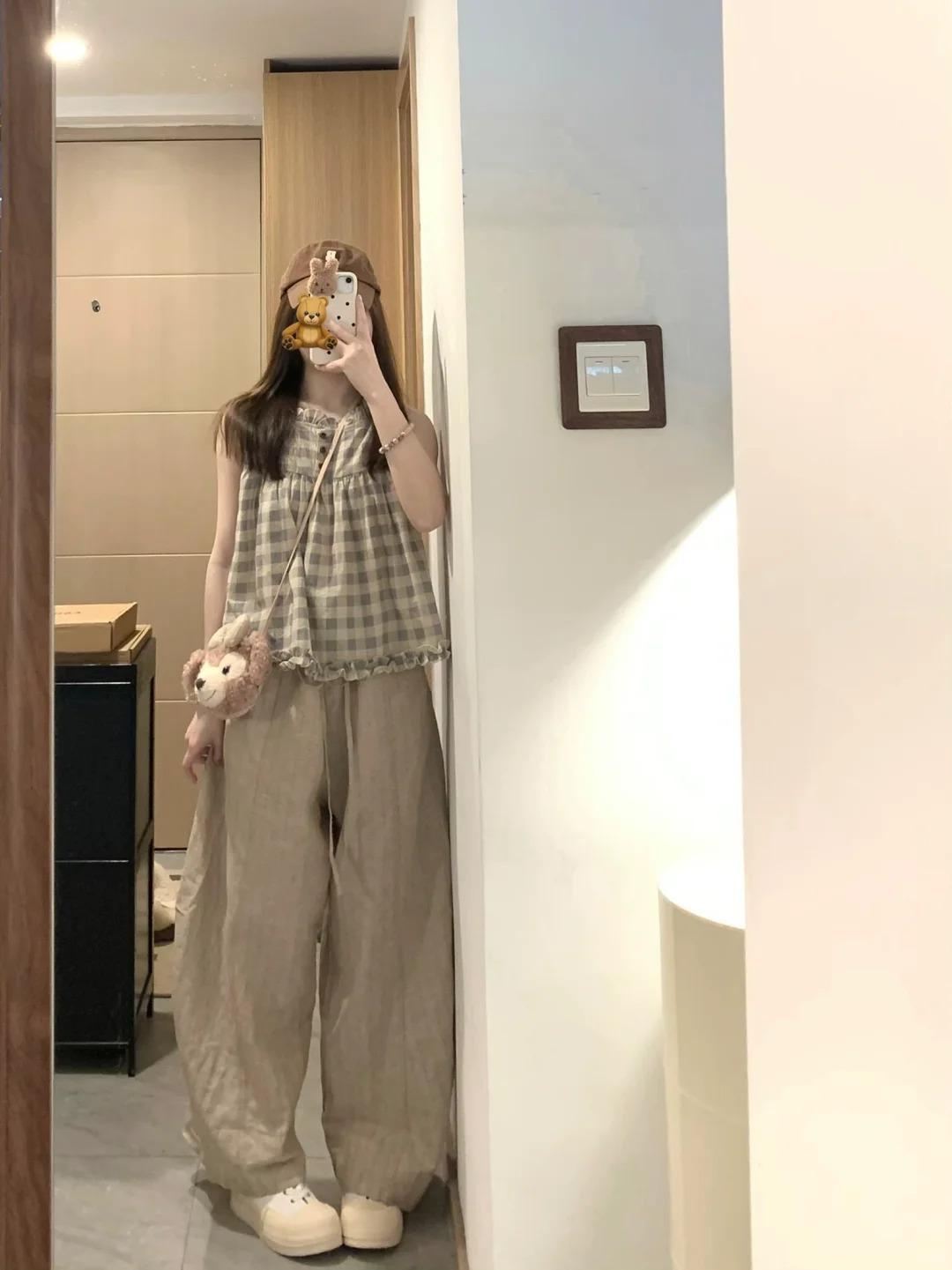 Vintage Checkered Sleeveless Shirt for Girls with Ruffled Edges - Summer Doll-Style Top for Middle and High School Students Vintage Checkered Sleeveless Shirt for Girls with Ruffled Edges - Summer Doll-Style Top for Middle and High School Students