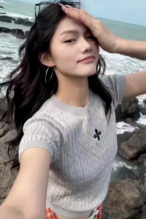 Vintage Gray Knitted T-Shirt for Women, Summer Short Sleeve Cropped Sweater, Slim Fit, Flattering Style for Trendy Girls