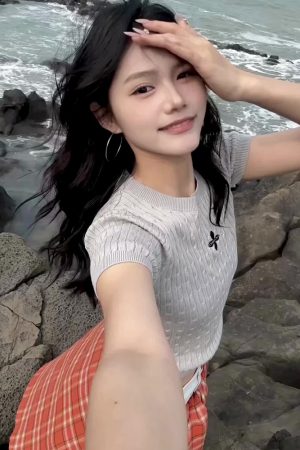 Vintage Gray Knitted T-Shirt for Women, Summer Short Sleeve Cropped Sweater, Slim Fit, Flattering Style for Trendy Girls