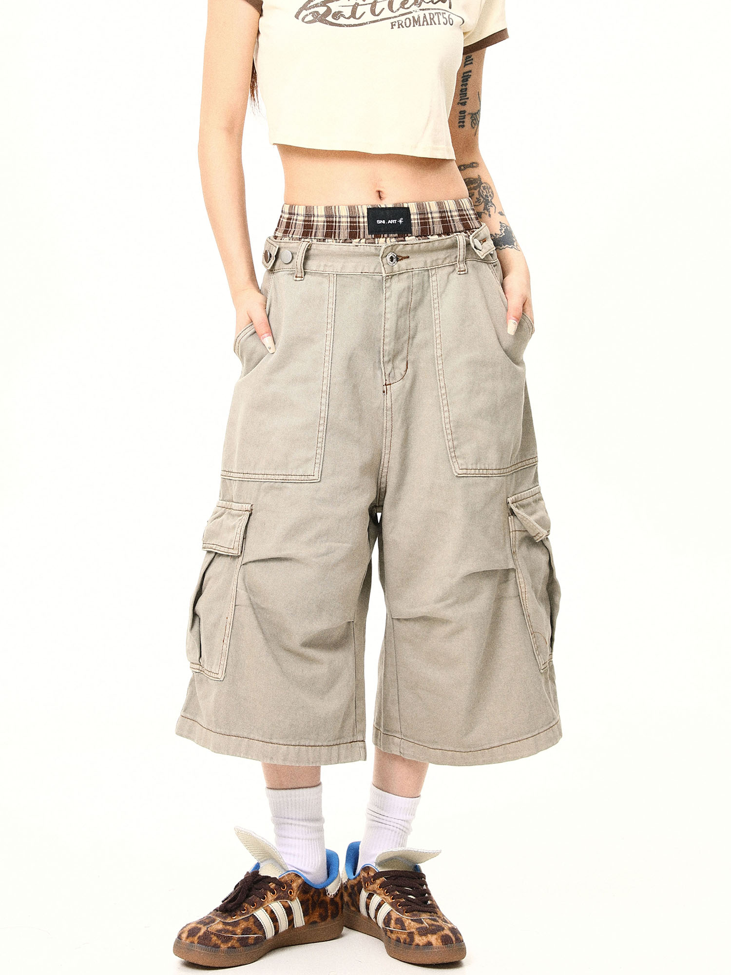 Vintage Khaki Cargo Seven-Point Pants for Men and Women - Unisex Multi-Pocket Loose Shorts for American Street Style Fashion Vintage Khaki Cargo Seven-Point Pants for Men and Women - Unisex Multi-Pocket Loose Shorts for American Street Style Fashion