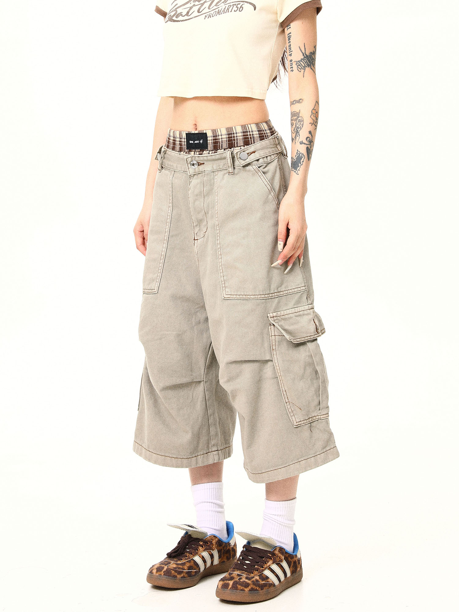 Vintage Khaki Cargo Seven-Point Pants for Men and Women - Unisex Multi-Pocket Loose Shorts for American Street Style Fashion Vintage Khaki Cargo Seven-Point Pants for Men and Women - Unisex Multi-Pocket Loose Shorts for American Street Style Fashion