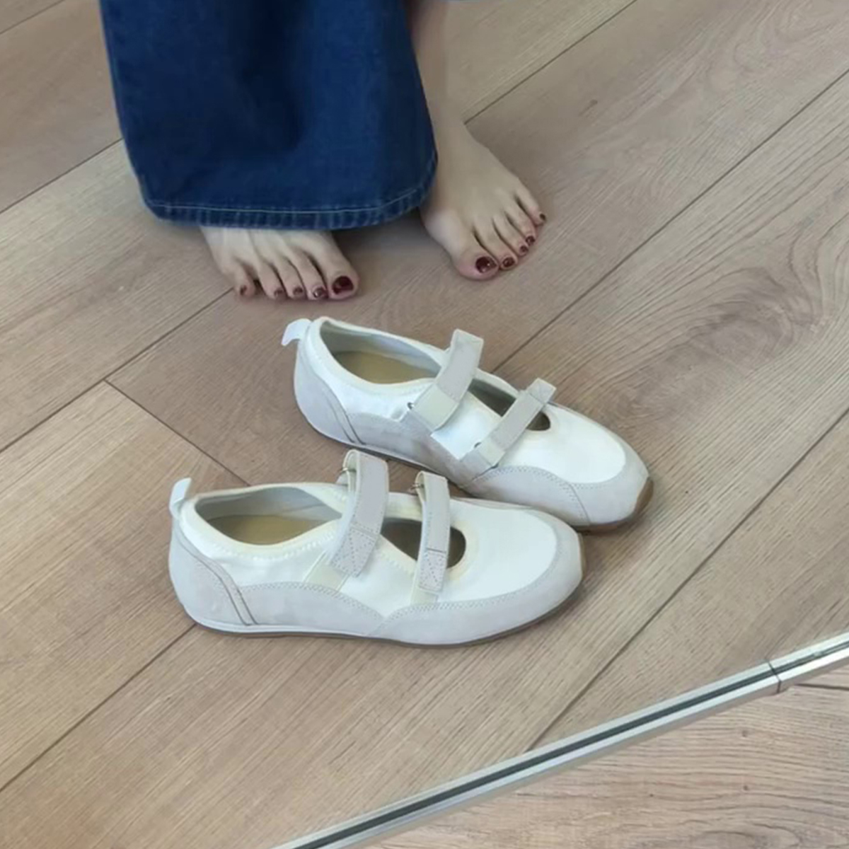 Vintage Leather Hollow-Out Velcro Mary Jane Shoes for Women - Versatile Ballet Style Flat Casual Training Shoes Vintage Leather Hollow-Out Velcro Mary Jane Shoes for Women - Versatile Ballet Style Flat Casual Training Shoes