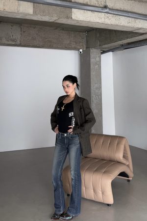 Vintage Plaid Wool Suit Jacket - 50% Wool Thick Textured Fabric, Stylish Cut with Slightly Fitted Waistline for 90s Inspired Look