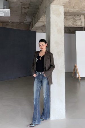 Vintage Plaid Wool Suit Jacket - 50% Wool Thick Textured Fabric, Stylish Cut with Slightly Fitted Waistline for 90s Inspired Look