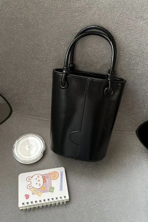 Vintage Red Bucket Bag - High-End Versatile Crossbody Shoulder Handbag for Autumn/Winter 2024 Fashion