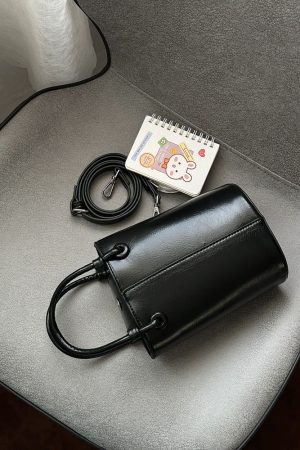 Vintage Red Bucket Bag - High-End Versatile Crossbody Shoulder Handbag for Autumn/Winter 2024 Fashion