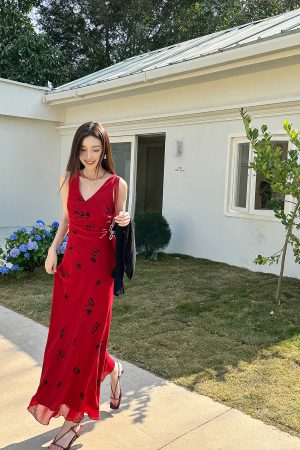 Vintage Red Chiffon Dress - Slim Fit V-Neck, High Waist, Elegant Long Floor-Length Dress for Summer Vacation
