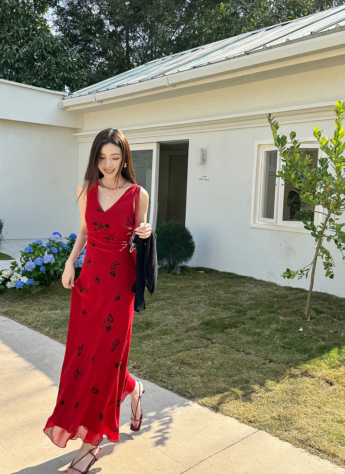 Vintage Red Chiffon Dress - Slim Fit V-Neck, High Waist, Elegant Long Floor-Length Dress for Summer Vacation Vintage Red Chiffon Dress - Slim Fit V-Neck, High Waist, Elegant Long Floor-Length Dress for Summer Vacation