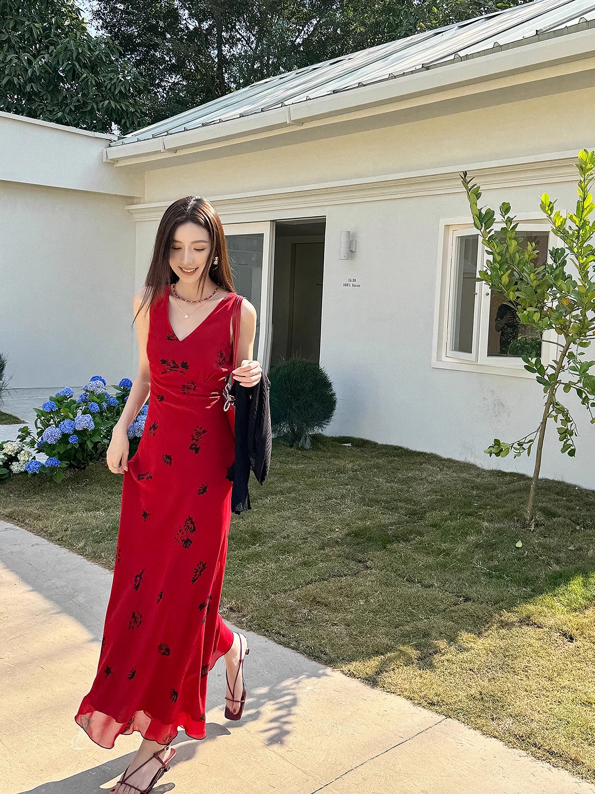 Vintage Red Chiffon Dress - Slim Fit V-Neck, High Waist, Elegant Long Floor-Length Dress for Summer Vacation Vintage Red Chiffon Dress - Slim Fit V-Neck, High Waist, Elegant Long Floor-Length Dress for Summer Vacation