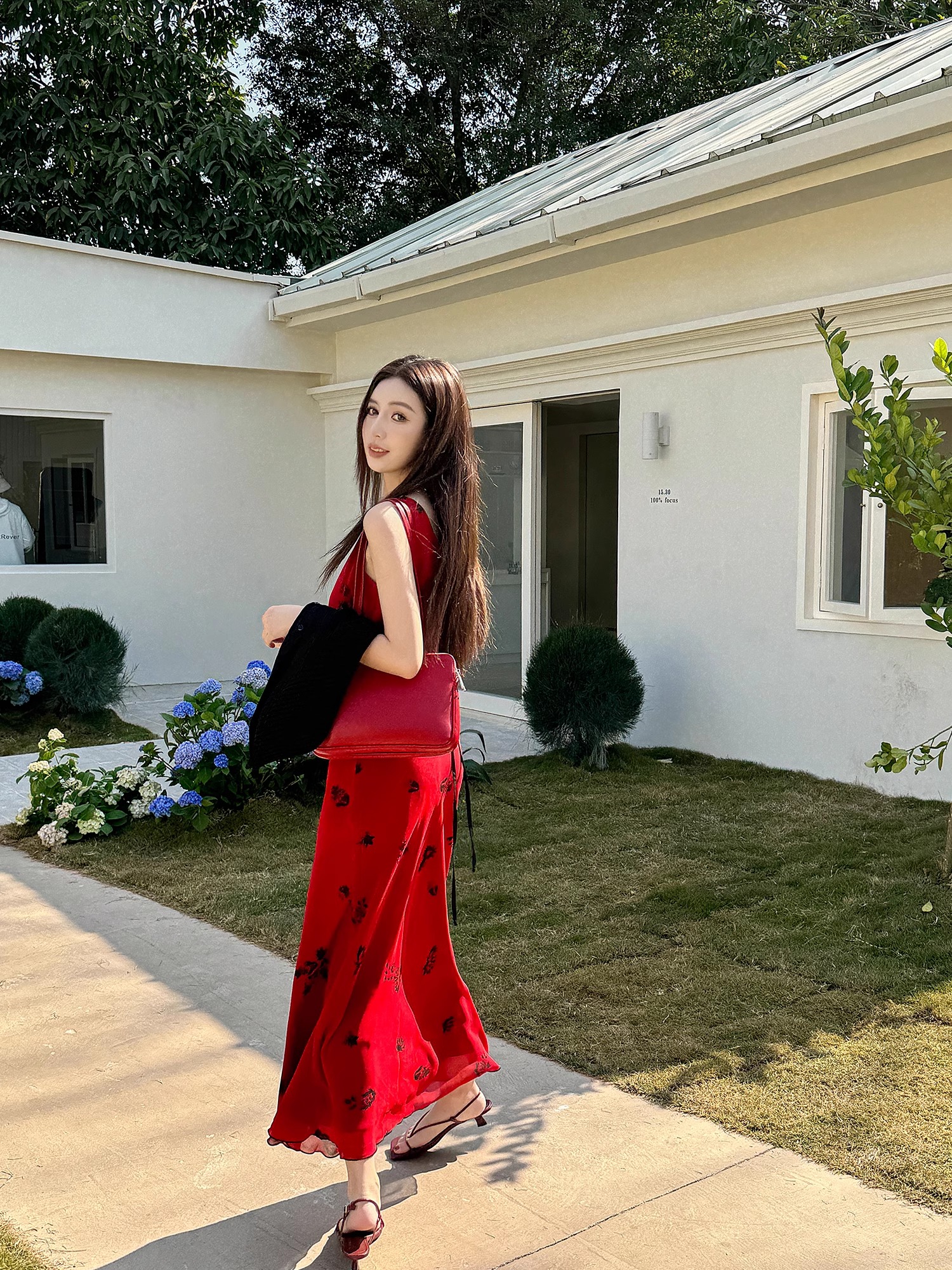 Vintage Red Chiffon Dress - Slim Fit V-Neck, High Waist, Elegant Long Floor-Length Dress for Summer Vacation Vintage Red Chiffon Dress - Slim Fit V-Neck, High Waist, Elegant Long Floor-Length Dress for Summer Vacation