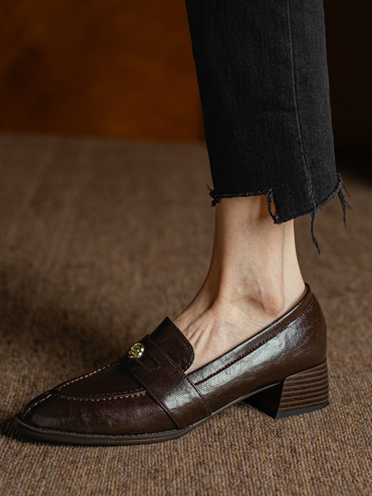 Vintage Roman-Style Camellia Pointed Loafers for Women - Chunky Heels, Slip-On Design, Y2K Fashion, Italian Corso Venezia Inspired Vintage Roman-Style Camellia Pointed Loafers for Women - Chunky Heels, Slip-On Design, Y2K Fashion, Italian Corso Venezia Inspired