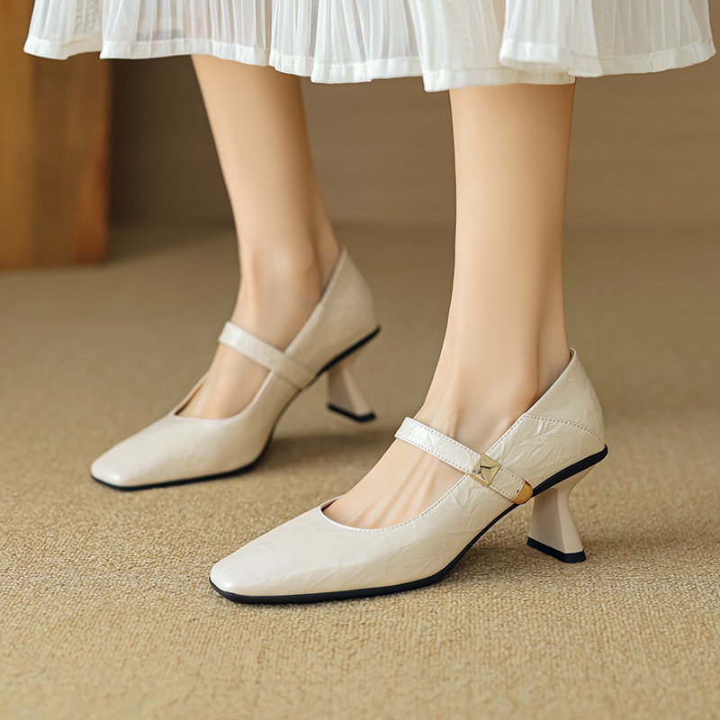 Vintage Square-Toe Chunky Heel Mary Jane High Heels with Single Strap - Italian Corso Venezia Inspired, Retro Style Footwear Vintage Square-Toe Chunky Heel Mary Jane High Heels with Single Strap - Italian Corso Venezia Inspired, Retro Style Footwear