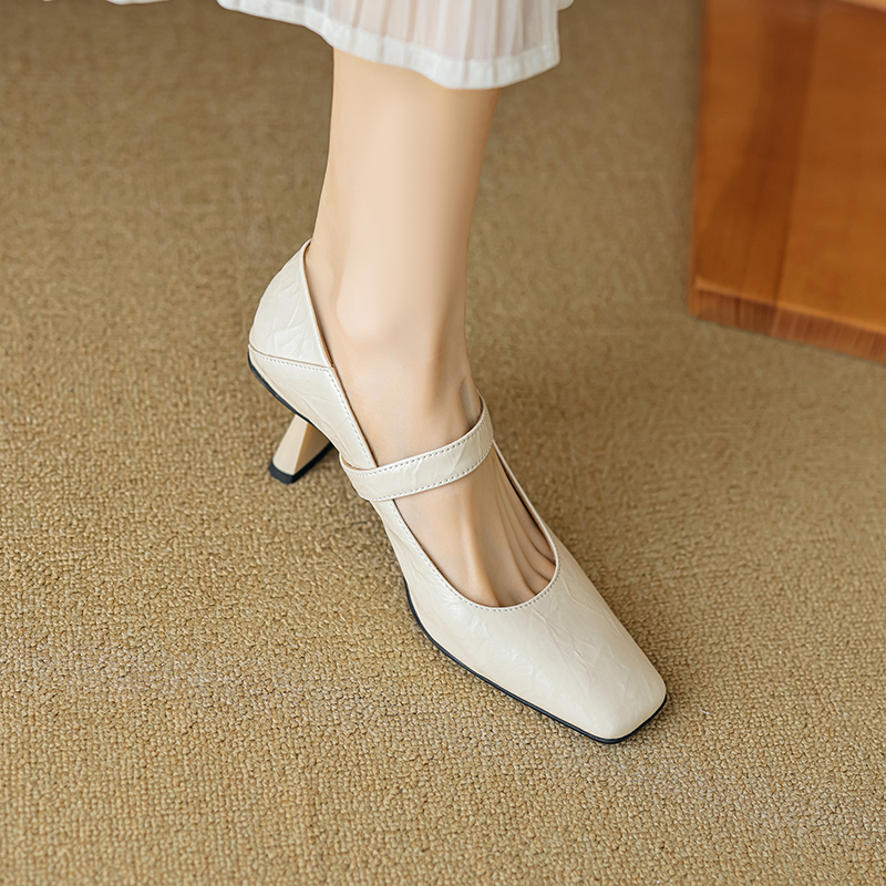 Vintage Square-Toe Chunky Heel Mary Jane High Heels with Single Strap - Italian Corso Venezia Inspired, Retro Style Footwear Vintage Square-Toe Chunky Heel Mary Jane High Heels with Single Strap - Italian Corso Venezia Inspired, Retro Style Footwear