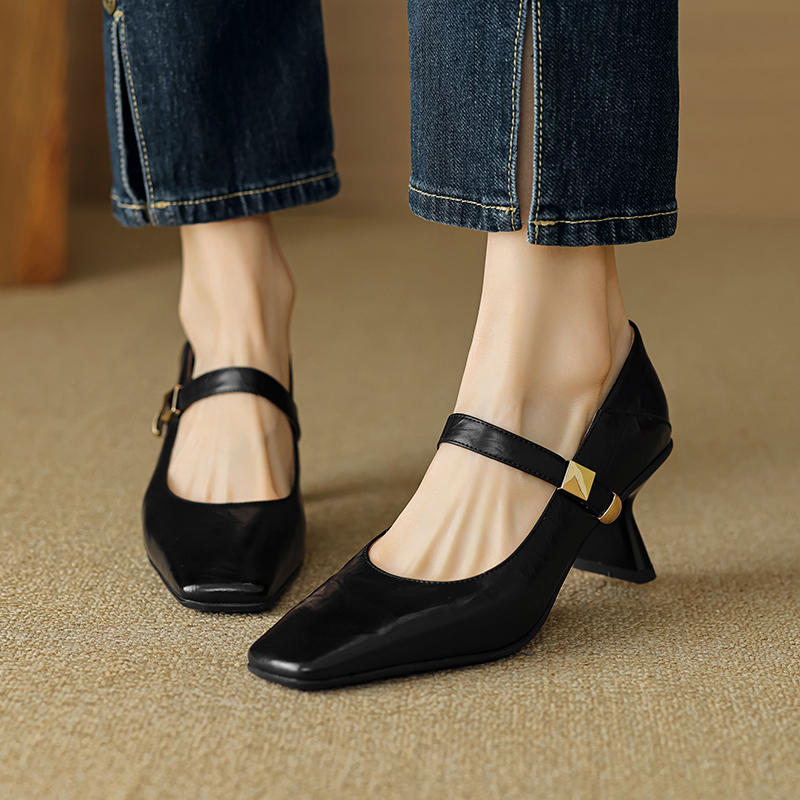 Vintage Square-Toe Chunky Heel Mary Jane High Heels with Single Strap - Italian Corso Venezia Inspired, Retro Style Footwear Vintage Square-Toe Chunky Heel Mary Jane High Heels with Single Strap - Italian Corso Venezia Inspired, Retro Style Footwear